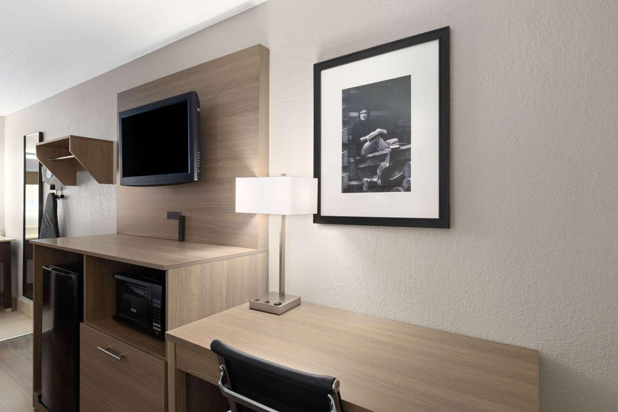 Baymont By Wyndham Nashville Airport Экстерьер фото