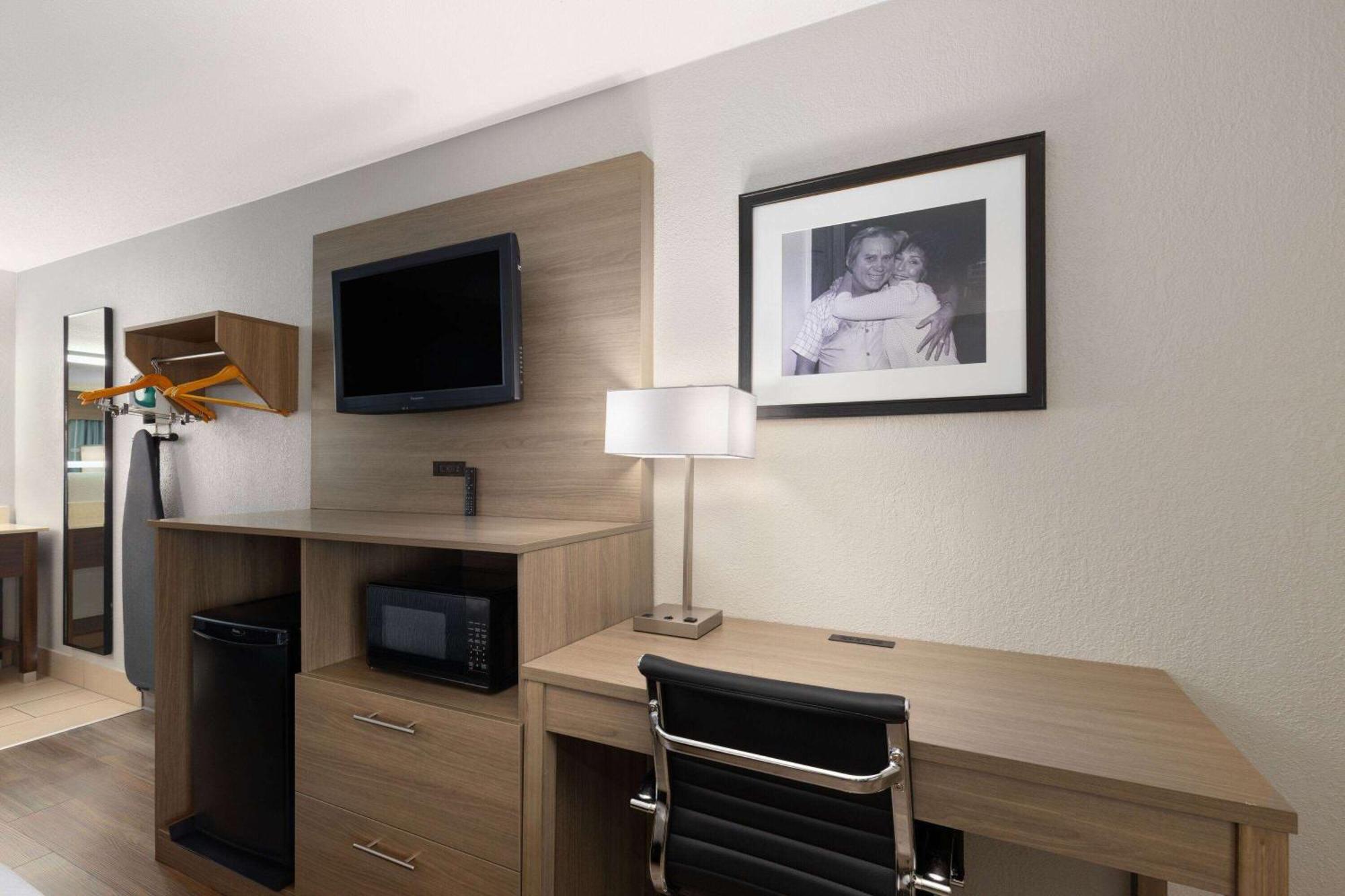 Baymont By Wyndham Nashville Airport Экстерьер фото